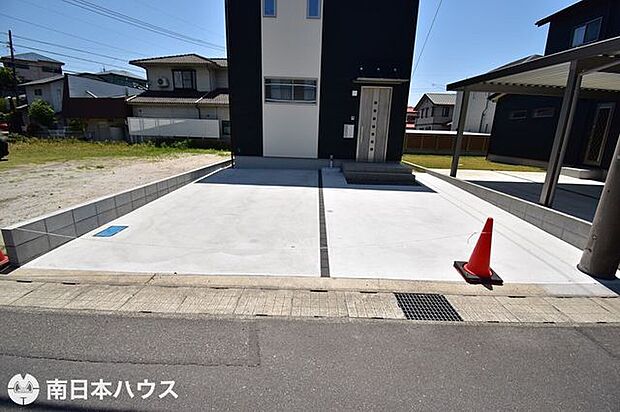 【駐車場】駐車2台分！前面道路は交通量の少ない道路で駐車もゆっくりできます♪