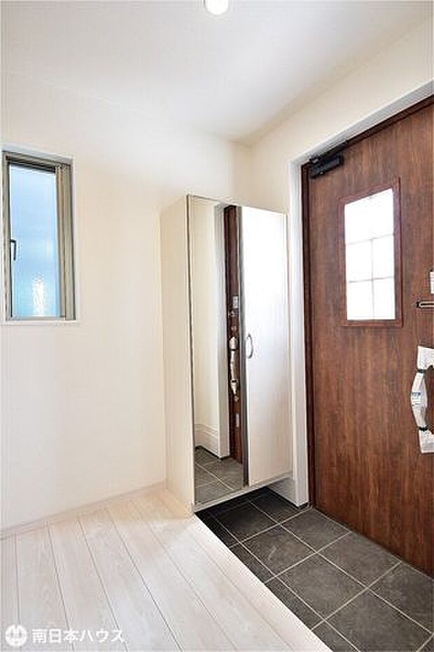 【玄関】小窓付きで暗くなりがちな玄関周りを明るくし、換気もできます♪シンプルな玄関収納付き！