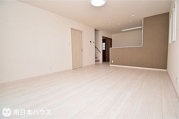 【リビング】16帖のリビングです！家族が集うリビング階段です♪全室照明付きです！