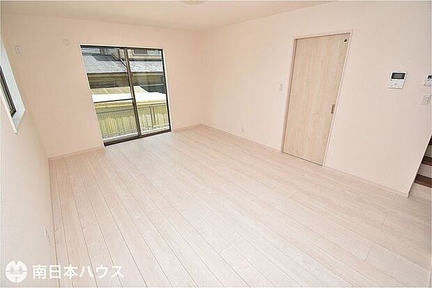 【リビング】16帖のリビングです！東南向きの掃き出し窓があり明るい室内です♪