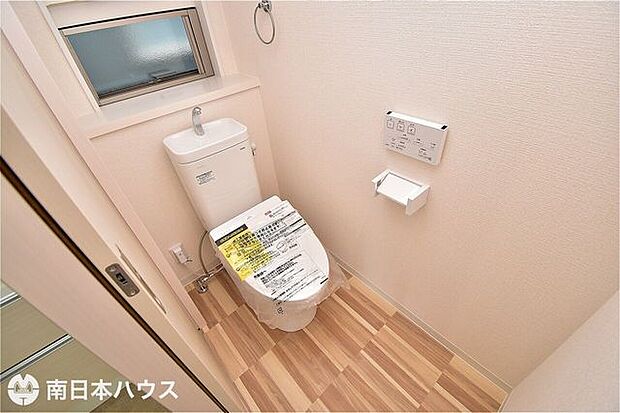 【トイレ】温水洗浄便座機能付きのトイレです！寒い日でも便座が温かくあると嬉しい設備です♪