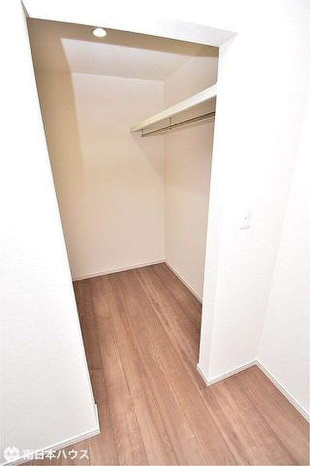 【ウォークインクローゼット】奥行きのあるクローゼットです！一面に枕棚とパイプハンガー付きです♪