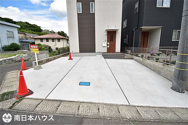 【駐車場】駐車3台分！普通車2台と軽自動車1台が駐車可能なスペースがあります♪