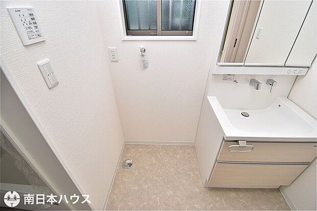 【洗濯機置場】アレンジ可能な広さを確保しつつ、嫌な湿気を外に出す小窓付きの洗濯機置き場です♪