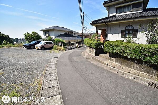 【前面道路】北西向きの前面道路幅は約4.2ｍです！交通量の少ない静かな住環境です♪