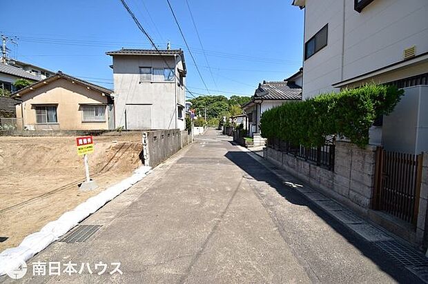 【前面道路】南向きの前面道路幅は約5mです!団地内の交通量の少ない道路です♪
