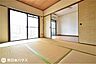 和室：【和室】6帖の和室です！隣の洋室とは襖で区切られているので外して広く使用することもできます♪