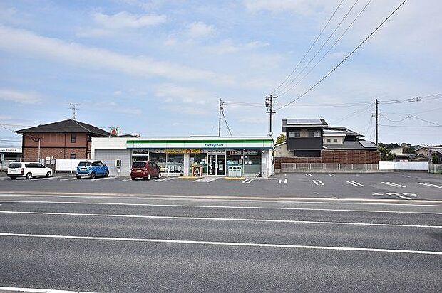 ファミリーマート春山町店【ファミリーマート春山町店】鹿児島市春山町にあるコンビニです。サービス・設備　駐車場、鹿児島銀行ATM、Famiポート、コピー・FAX、Wi-Fi、たばこ、お酒 1220m