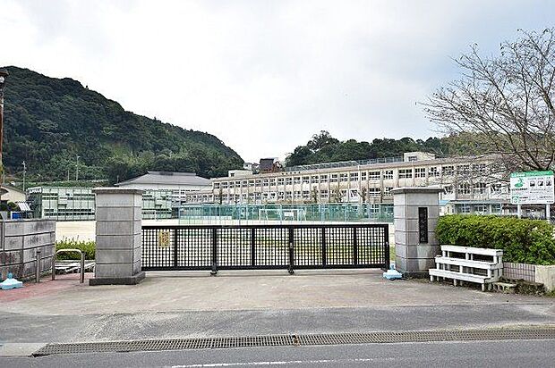 松元中学校【鹿児島市立松元中学校】は、上谷口町に位置する1947年創立の中学校です。令和3年度の生徒数は716人で、21クラスあります。校訓は「向学・進取・希望」です。 4600m