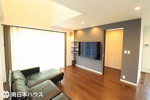 【リビング】南向きの大きな窓から明るい日が差します♪