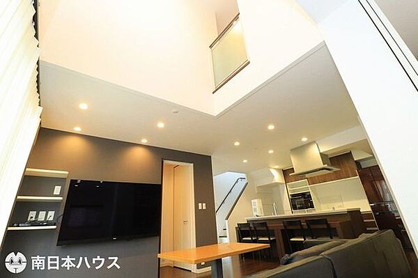 【吹き抜け】開放感があります♪