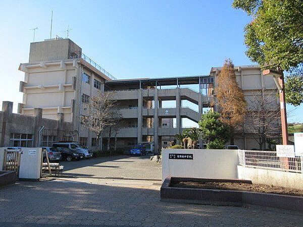 吉野東中学校【鹿児島市立吉野東中学校】は、吉野町に位置する1983年創立の中学校です。令和3年度の生徒数は476人で、16クラスあります。校訓は「礼節・勉学・錬磨・勤労」です。 1200m