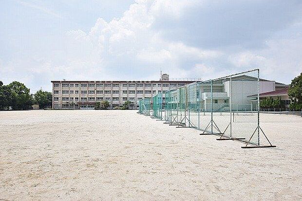 西紫原中学校【鹿児島市立西紫原中学校】は、西紫原町に位置する1979年創立の中学校です。令和3年度の生徒数は586人で、18クラスあります。校訓は「真理創造・勉学健康・敬愛協和」です。 1260m