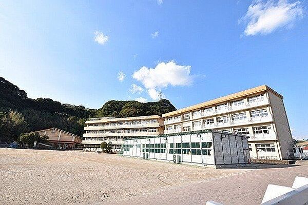 向陽小学校【鹿児島市立向陽小学校】は、向陽1丁目に位置する1983年創立の小学校です。令和4年度の生徒数は633人で、26クラスあります。校訓は「かしこく　やさしく　たくましく」です。 1770m