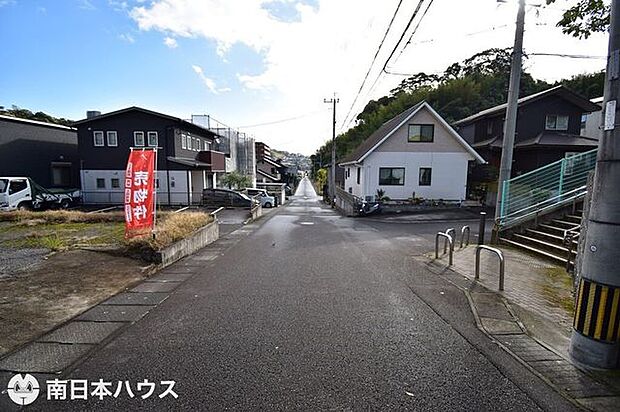 【前面道路】南西向きの前面道路幅は約6mです!目の前公園で日当り良好♪