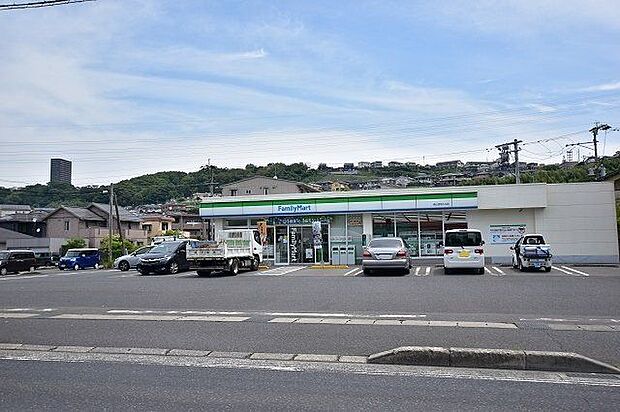 ファミリーマート森山団地入口店【ファミリーマート森山団地入口店】鹿児島市宇宿8丁目にあるコンビニです。設備 駐車場、鹿児島銀行ATM、マルチコピー、イートイン、Wi-Fi、多目的トイレ、た 900m