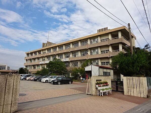 草牟田小学校【鹿児島市立草牟田小学校】は、城山2丁目に位置する1924年創立の小学校です。令和3年度の生徒数は482人で、20クラスあります。 480m