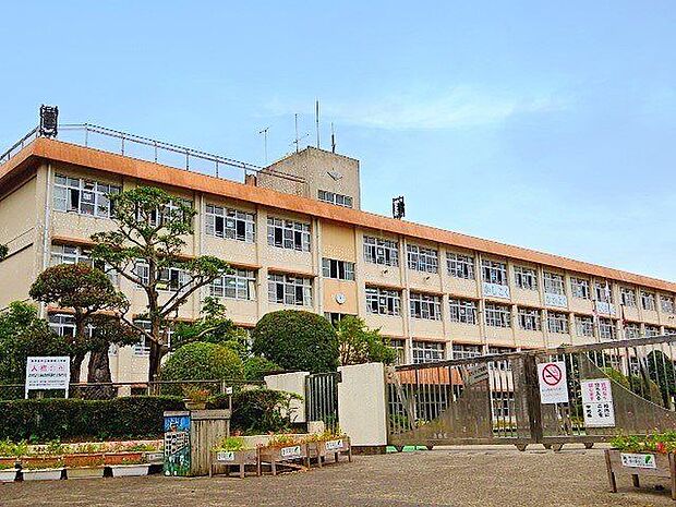 吉野東小学校【鹿児島市立吉野東小学校】は、吉野町に位置する1981年創立の小学校です。令和3年度の生徒数は1161人で、48クラスあります。校訓は「かしこく　なかよく　たくましく」です。 1410m