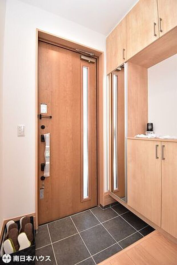 【玄関】大容量のシューズボックス付き！姿見付きでお出かけ前に身だしなみをチェックできます♪