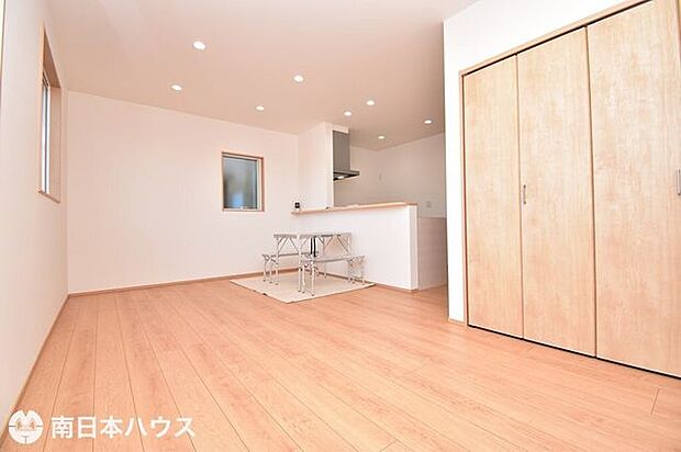 【リビング】14.7帖のリビングです！照明やエアコン、床暖房のあるリビングです♪