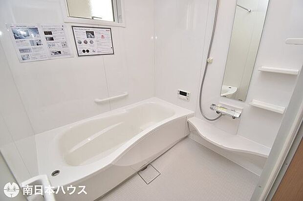 【浴室】浴室暖房乾燥機付きの浴室です！小窓付きで自然換気もできます♪