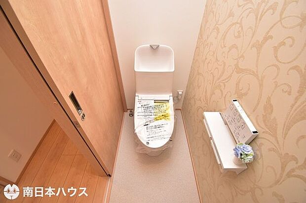 【1階トイレ】温水洗浄便座機能付きのトイレです！