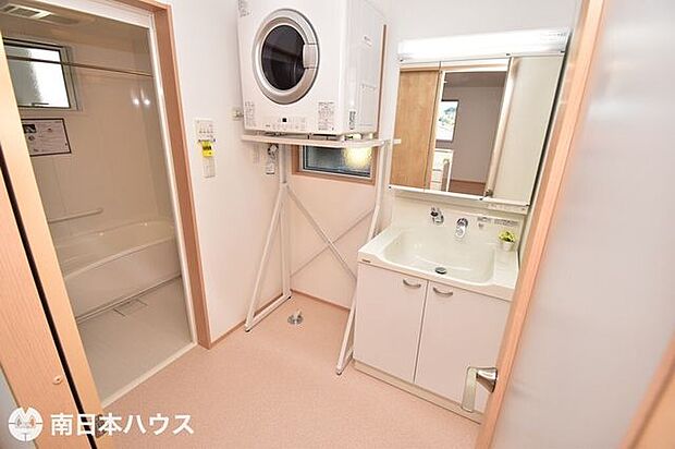 【洗面所】洗面脱衣所には衣類乾燥機付き！小窓付きで湿気の多い空間も自然換気できます♪