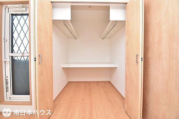 【ウォークインクローゼット】奥行きのある広々としたクローゼットです！2面にハンガーパイプ付き♪