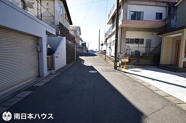 【前面道路】東向きの前面道路幅は約6ｍです！交通量の少ない静かな住環境です♪