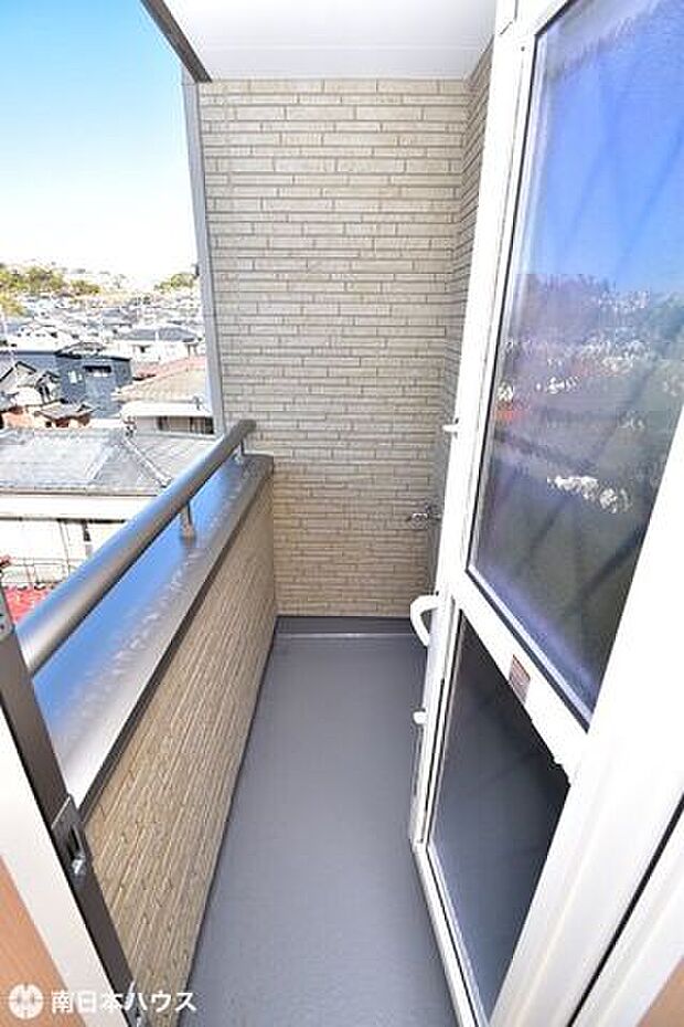 【バルコニー】屋根付きのバルコニーです！西向きで日当り良好♪