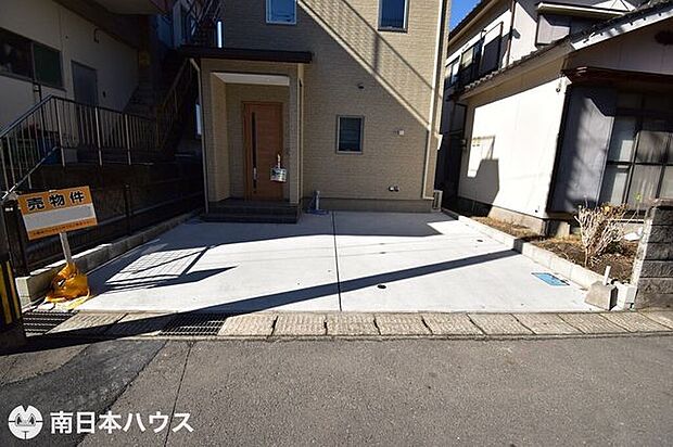 【駐車場】駐車2台！普通車1台と小型車が1台駐車可能です♪