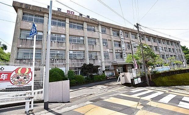 【鹿児島市立広木小学校】は、広木1丁目に位置する1965年創立の小学校です。令和3年度の生徒数は675人で、28クラスあります。校訓は「つよく　かしこく　心豊かな子」です。 850m