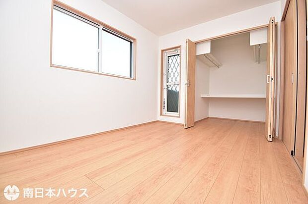 【洋室】ウォークインクローゼットやバルコニーのあるお部屋です♪全居室に照明付き！