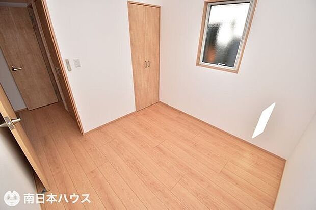 【洋室】全居室、2面に窓付きで風通りも良好なお部屋です♪