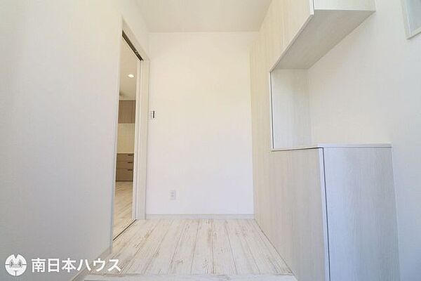 【玄関】大容量のシューズボックス付きの玄関です！小窓付きで暗くなりがちな玄関にも日が差します♪