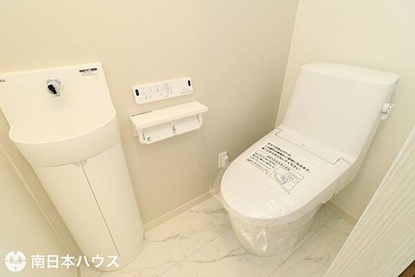 【1階トイレ】温水洗浄便座機能付きのトイレです！手洗い器付きで来客時にも便利です♪