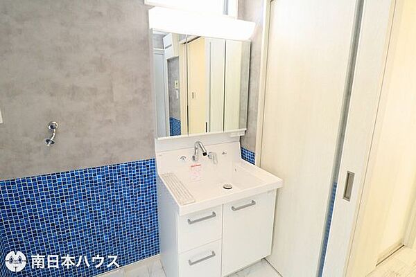 【洗面台】3面鏡の洗面台は収納が豊富です♪壁付け水栓で水垢などが付きにくい設計になっています！
