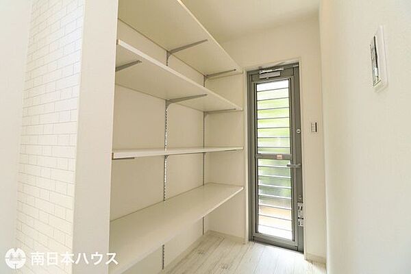 【キッチン収納】大容量のキッチン収納あります♪可動棚でお好きな高さに調整可能！勝手口もあります♪