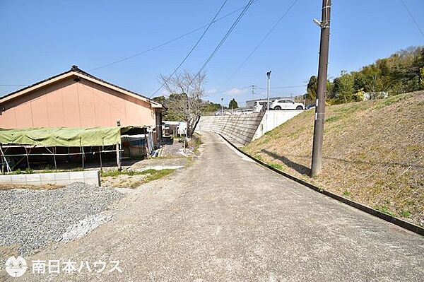【前面道路】東南向きの道路です！のどかな立地でゆったりとした時間をお過ごし頂けます♪