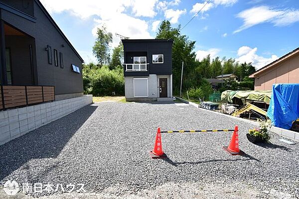 【駐車場】駐車スペースは広々です！6台以上駐車できます♪