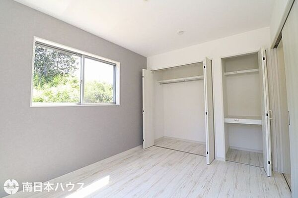 【洋室】6帖の洋室です！全居室2面に窓がある設計で通風良好な室内になっています♪