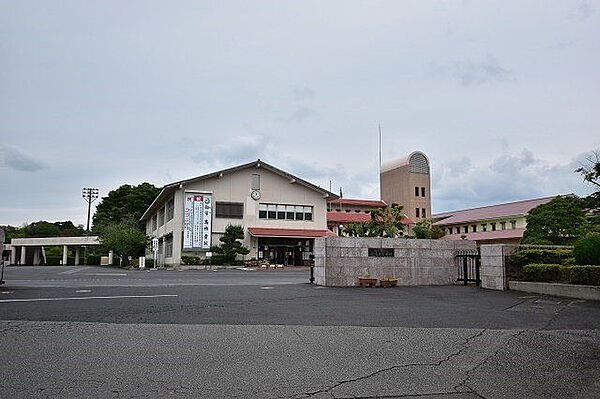 県立松陽高等学校【県立松陽高等学校】多様なコースをもった普通科高校として昭和58年4月に開校。校訓　「向学・高雅・貢献」 4550m