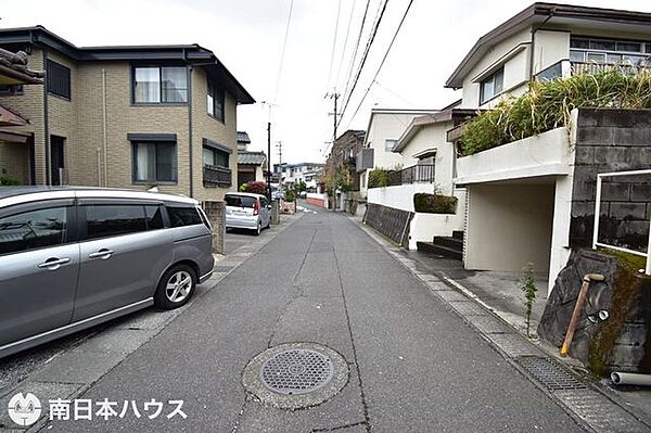 【前面道路】西向きの前面道路です！交通量の少ない静かな住環境です♪紫原小学校まで徒歩3分！