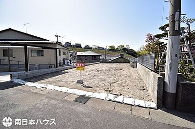 外観:東南向き道路【敷地面積184.78m2(55.89坪)】建築条件付き!モデルハウスのご見学可能です♪ 外観:東南向き道路【敷地面積184.78m2(55.89坪)】建築条件付き!モデルハウスのご見学可能です♪