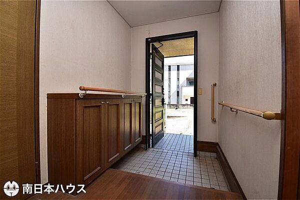 【玄関】広々とした玄関スペースがあります♪
