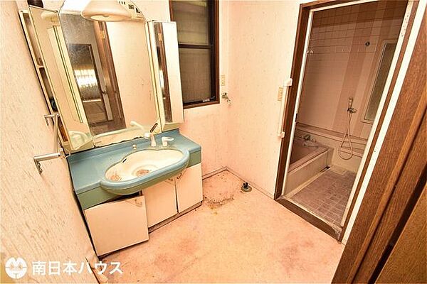 【洗面所】小窓付きの洗面所です♪リフォームのご相談もお気軽にどうぞ♪