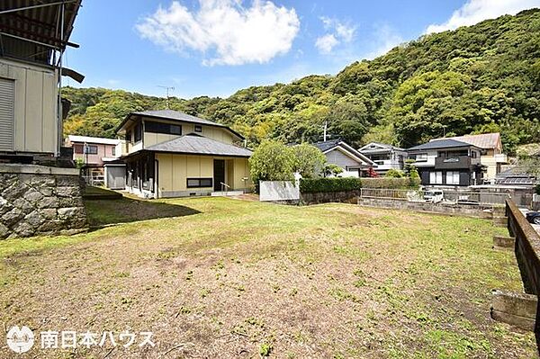 【外観】庭部分が広く、家庭菜園や駐車スペースなど色々と活用できる広さがあります♪