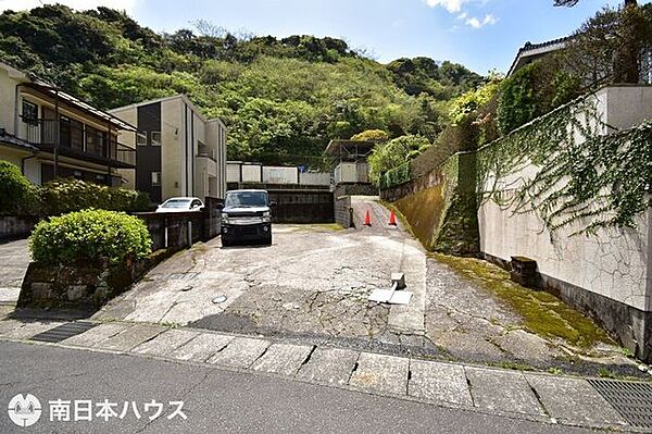 【駐車場】道路からすぐに停められる駐車スペースです！奥行きがあり10台以上駐車できます♪