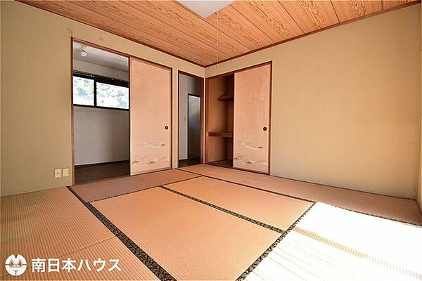 【和室】2階8帖の和室です！広々としたお部屋には納戸付きです♪