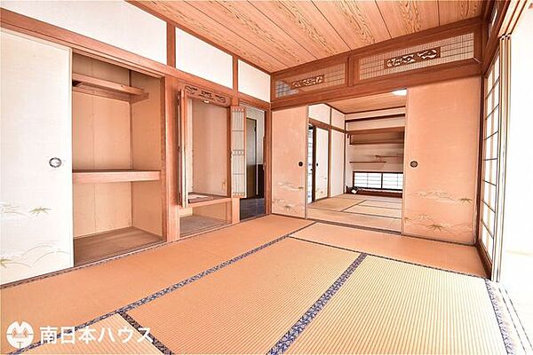 【和室】1階6帖の和室です！仏間や押入れがあります！南側に縁側もあります♪
